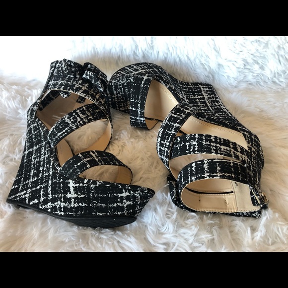 Size 8, black and white wedge with back zipper - Picture 2 of 2